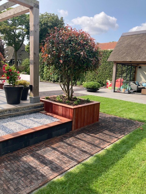 Verhoogde border van cortenstaal met beplanting