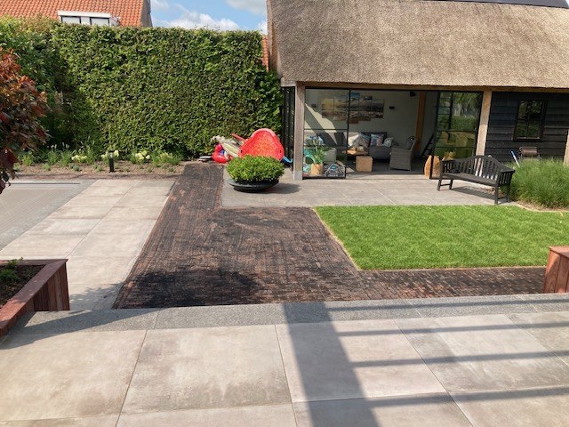 Vlonder en terras bij een moderne woning