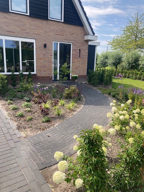 Verzorgde voortuin met oprit