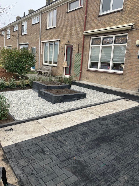 Strakke binnentuin met bestrating en border