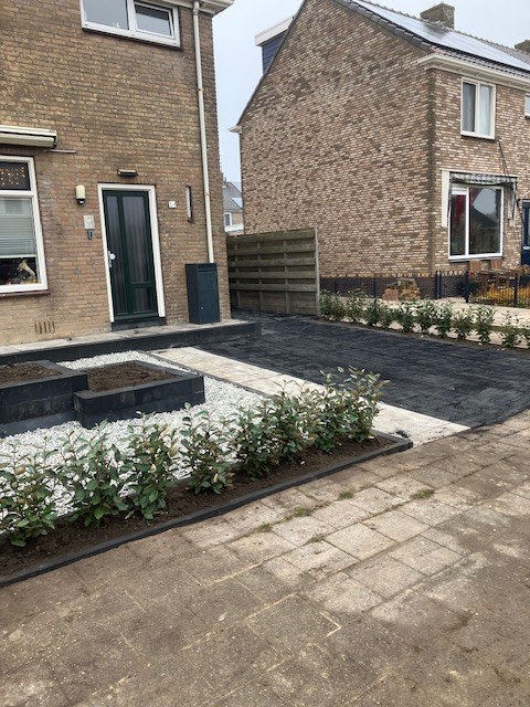 Nieuwe bestrating met border langs de woning
