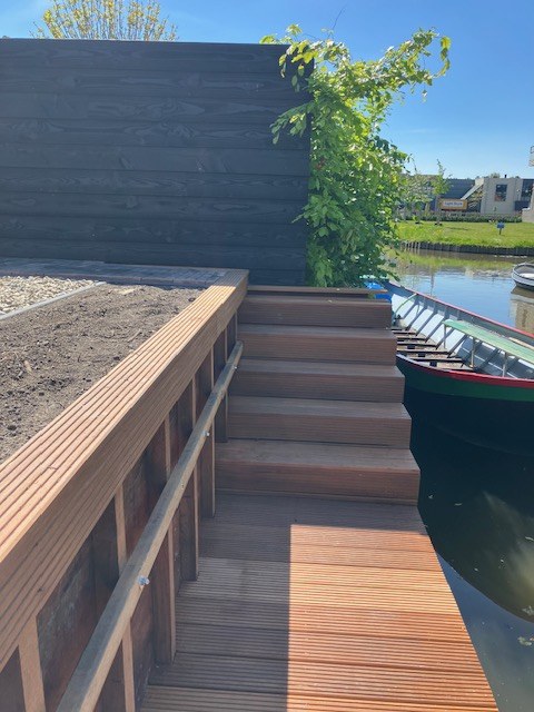 Houten vlonderterras aan het water